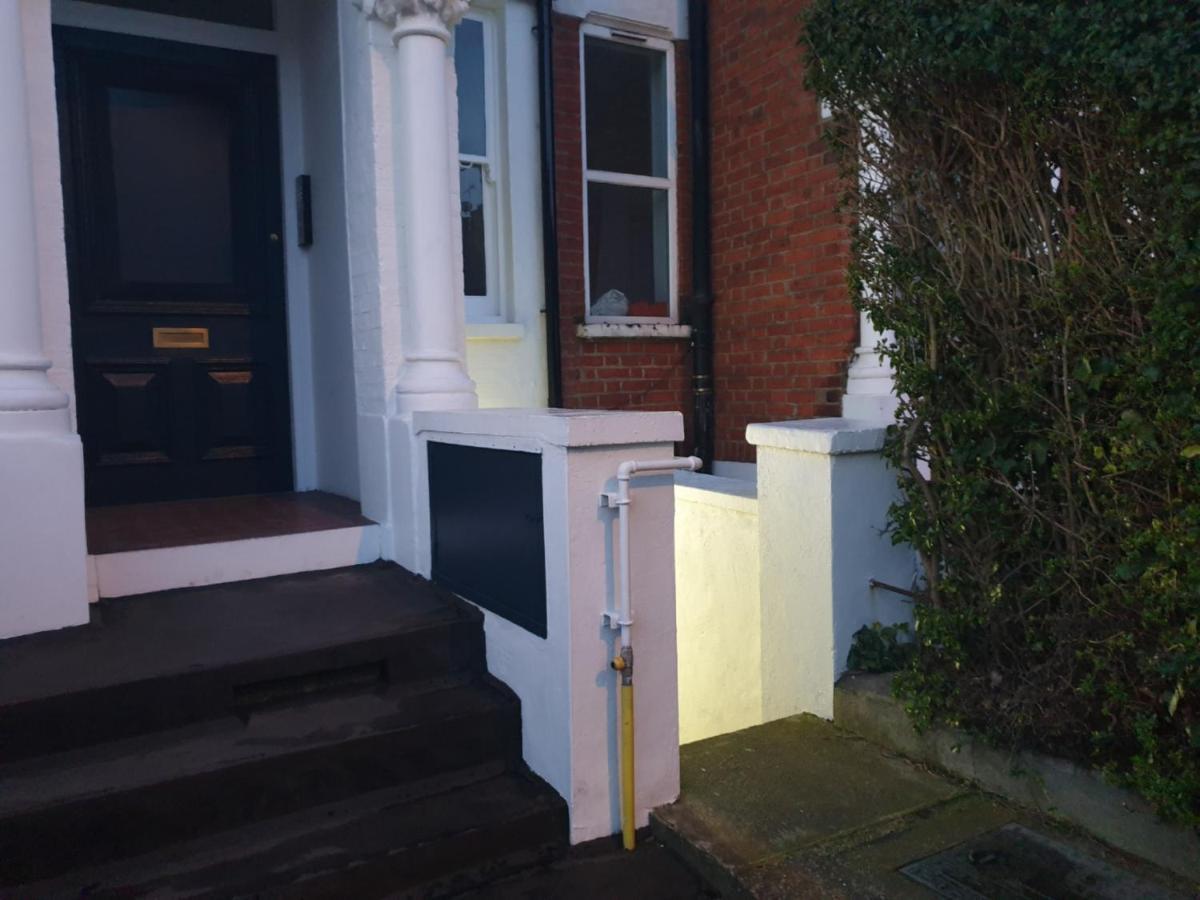 Cozy Muswell Hill 1-Bedroom Flat Лондон Экстерьер фото